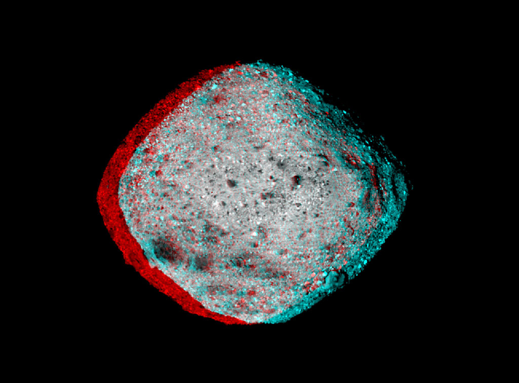 Stereoanaglyphe des Asteroiden Bennu, die graue Geröllkugel hat links einen roten und rechts einen cyanfarbenen Rand.
