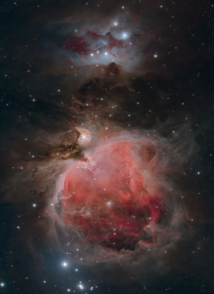 Der große Orionnebel und der darüber leuchtende blaue Reflexionsnebel mit dem Laufenden Mann zählen zu den bekanntesten Nebeln am Himmel, weil sie leicht mit bloßem Auge sichtbar sind.