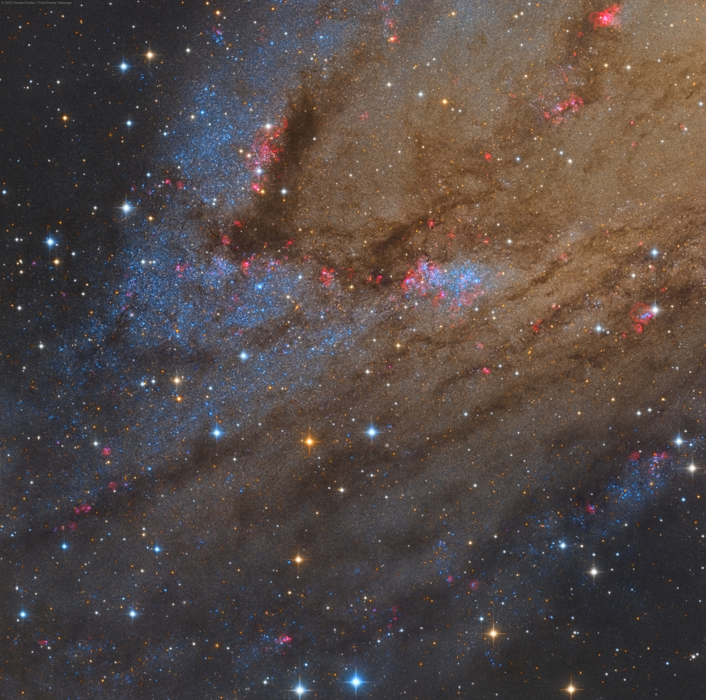 In den unteren Ausläufern der Andromedagalaxie liegt zwischen Staubbahnen, blauen Sternwolken und roten Sternentstehungsgebieten der offene Sternhaufen NGC 206.