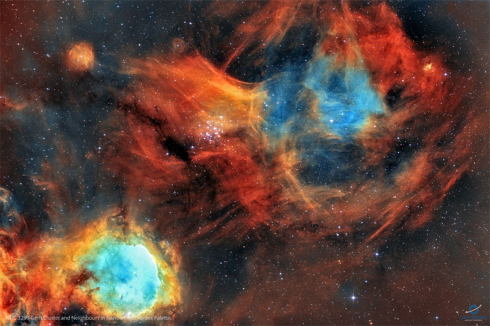 Das Bild zeigt den nördlichen Teil des großen Carinanebels mit dem Gabriela-Mistral-Nebel sowie anderen Nebeln und Sternhaufen.