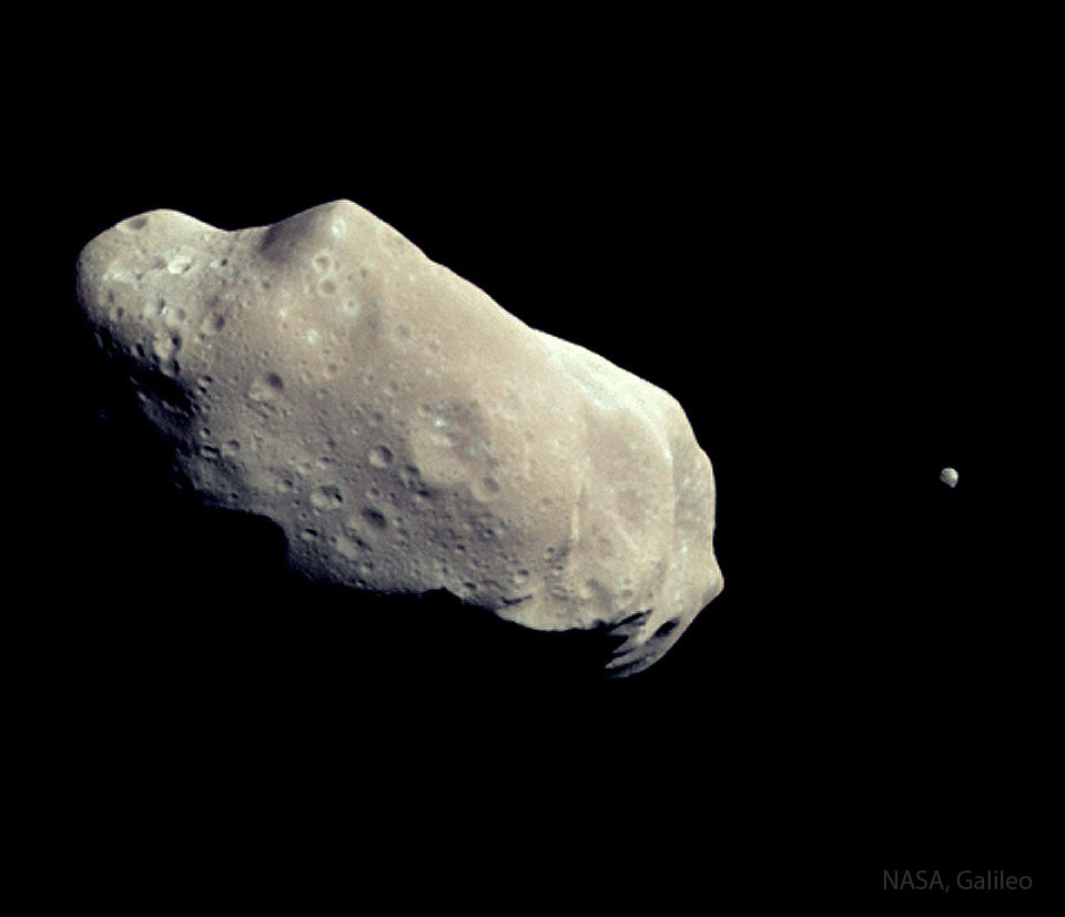 Das Bild zeigt einen kartoffelförmigen Himmelskörper mit Kratern, rechts dahinter befindet sich ein viel kleinerer Himmelskörper.