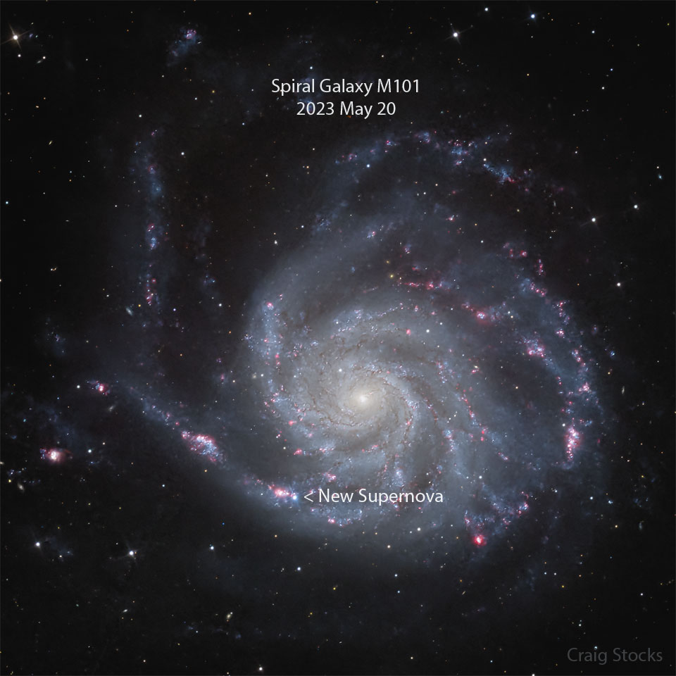 Das Bild zeigt eine lose und unregelmäßig gewickelte Spiralgalaxie, die wir direkt von oben sehen. Rechts unten leuchtet eine Supernova.