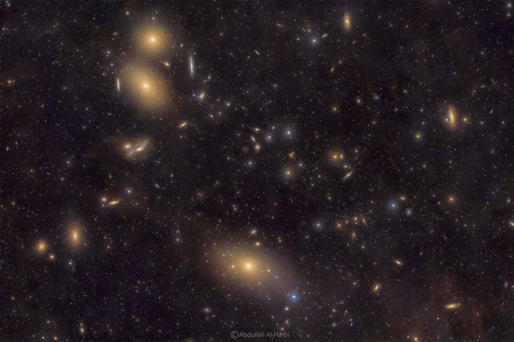Unten in der Mitte leuchtet die größte Galaxie im Bild, auf der linken Seite verläuft eine Kette aus Galaxien, die oberen beiden sind besonders auffällig.