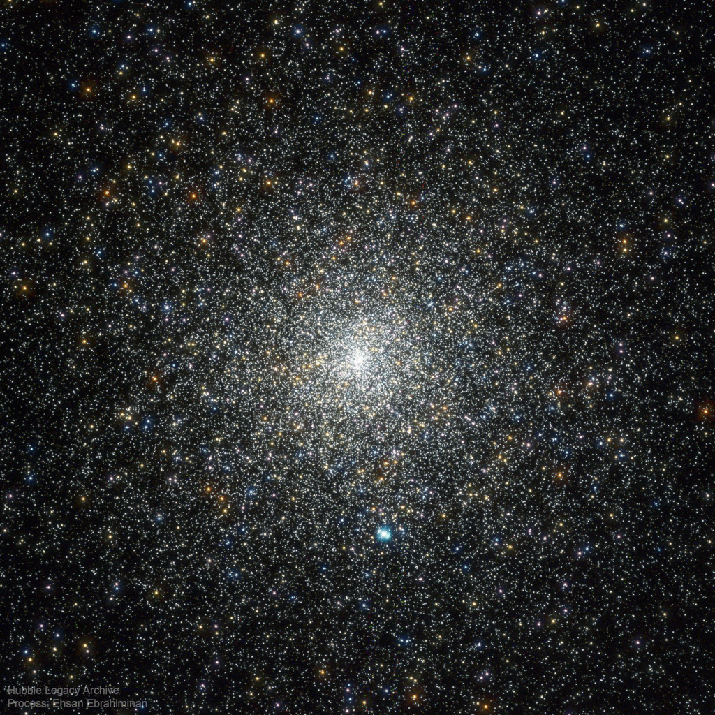 Der Kugelsternhaufen M15 füll das ganze Bild. Rechts unter dem Zentrum leuchtet ein blöulicher planetarischer Nebel.