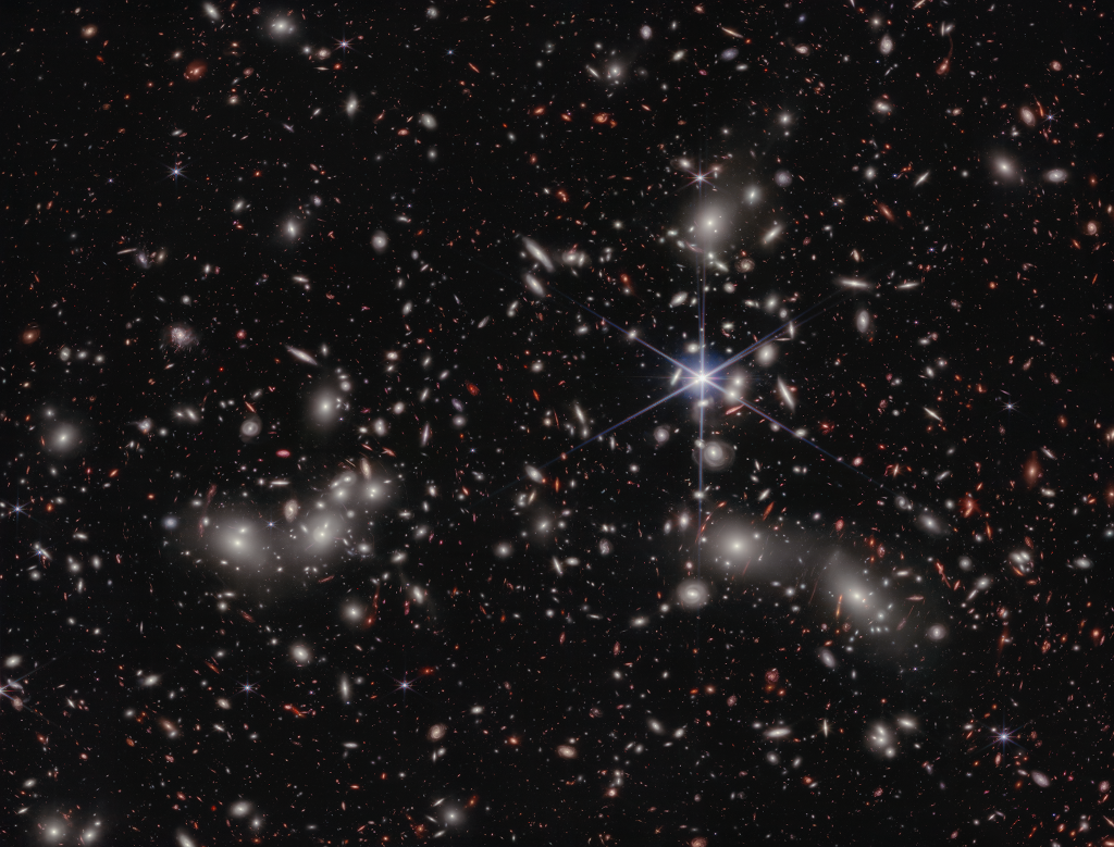 Die hellen Flecken im Bild wirken auf den ersten Blick wie ovale Sterne, doch es sind unzählige Galaxien. Einige davon sind größere elliptische Galaxien.