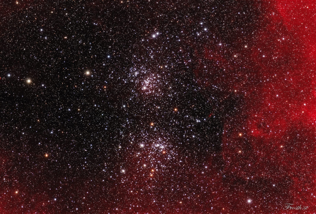 In der Mitte sind zwei Sternhaufen übereinander und eng beisammen. Rechts leuchtet eine rote Wolke.
