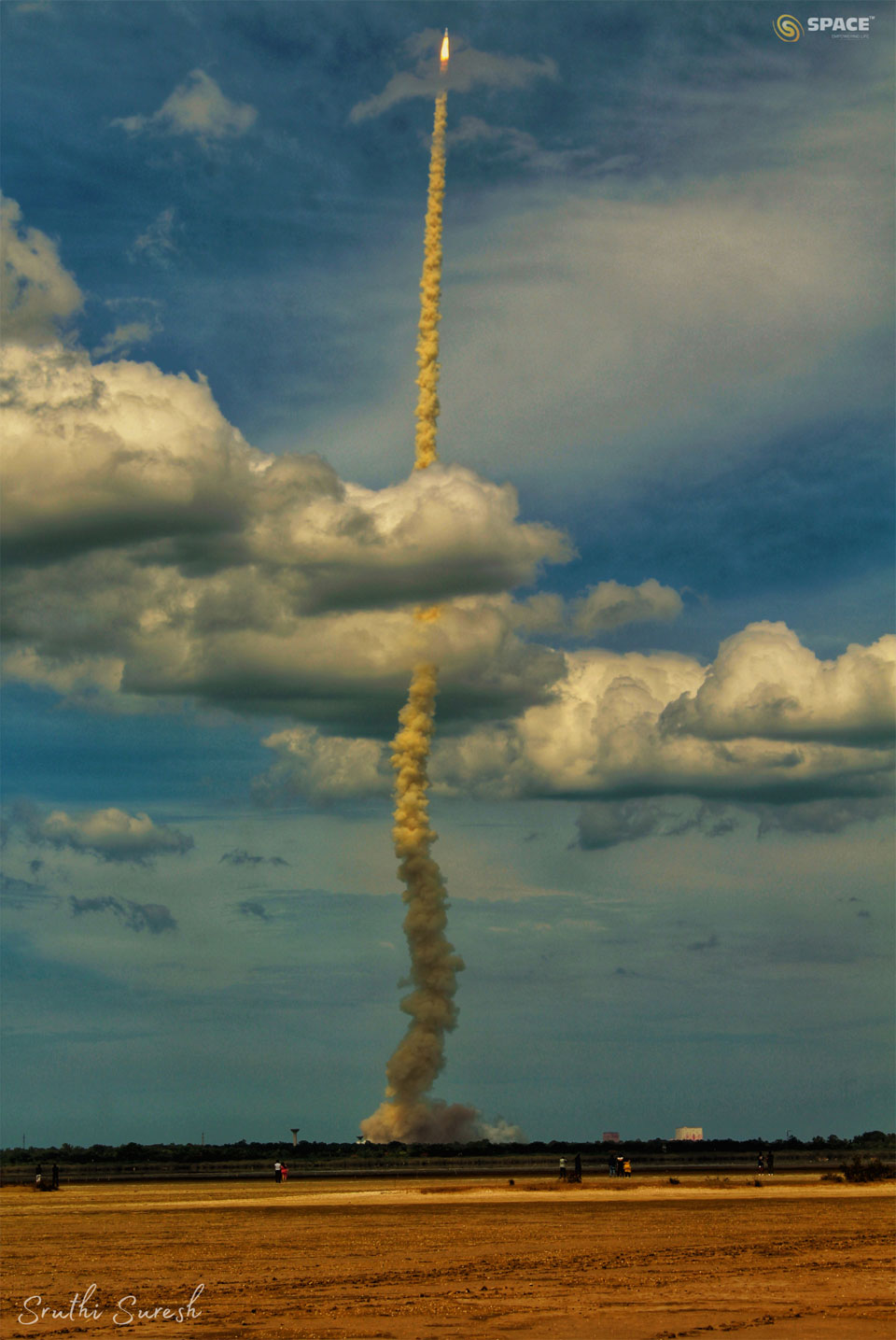 Das Bild zeigt den Start der Rakete LVM3, die den Roboter Chandrayaan-3 zum Mond bringt.