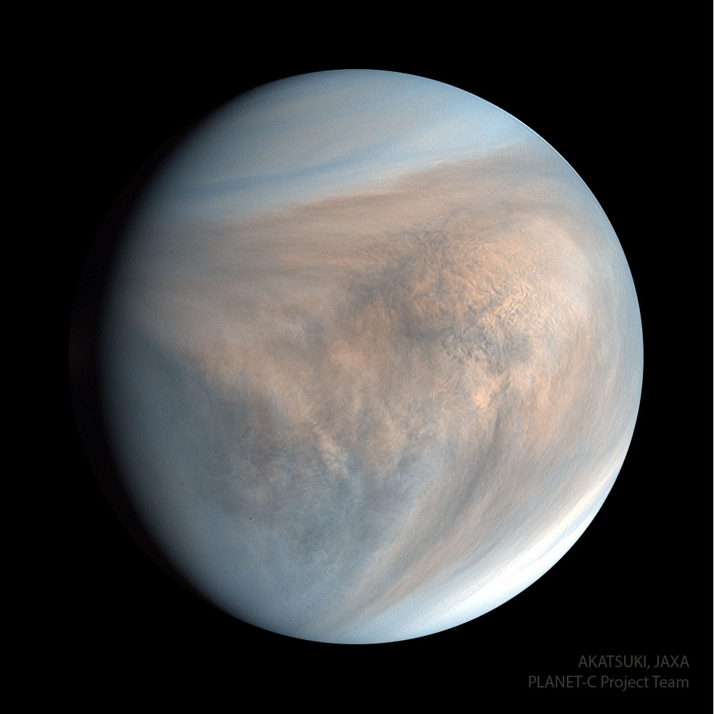 Die bildfüllend dargestellte Venus ist zu drei Vierteln beleuchtet und zeigt deutliche Wolkenstrukturen.