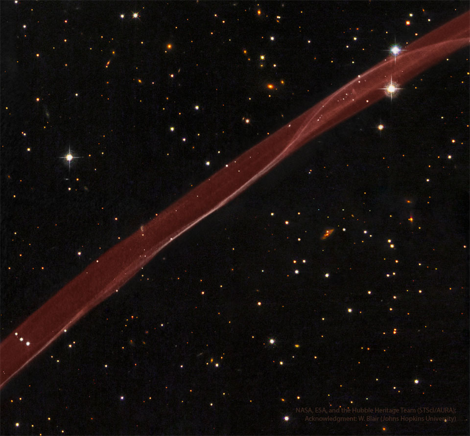 Quer durchs Bild verläuft von links unten nach rechts oben ein rotes Band. Der Hintergrund ist von Sternen gesprenkelt.