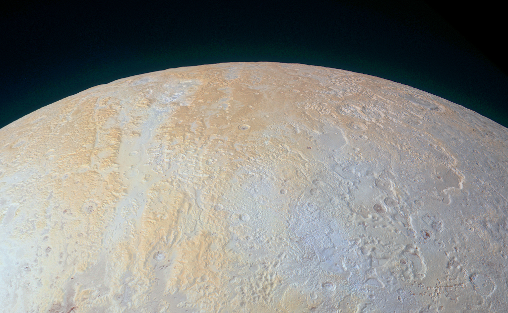 Das Bild zeigt die helle Kuppe eines kugelförmigen Himmelskörper zu sehen, es ist der Kleinplanet Pluto mit Kratern und Gräben.