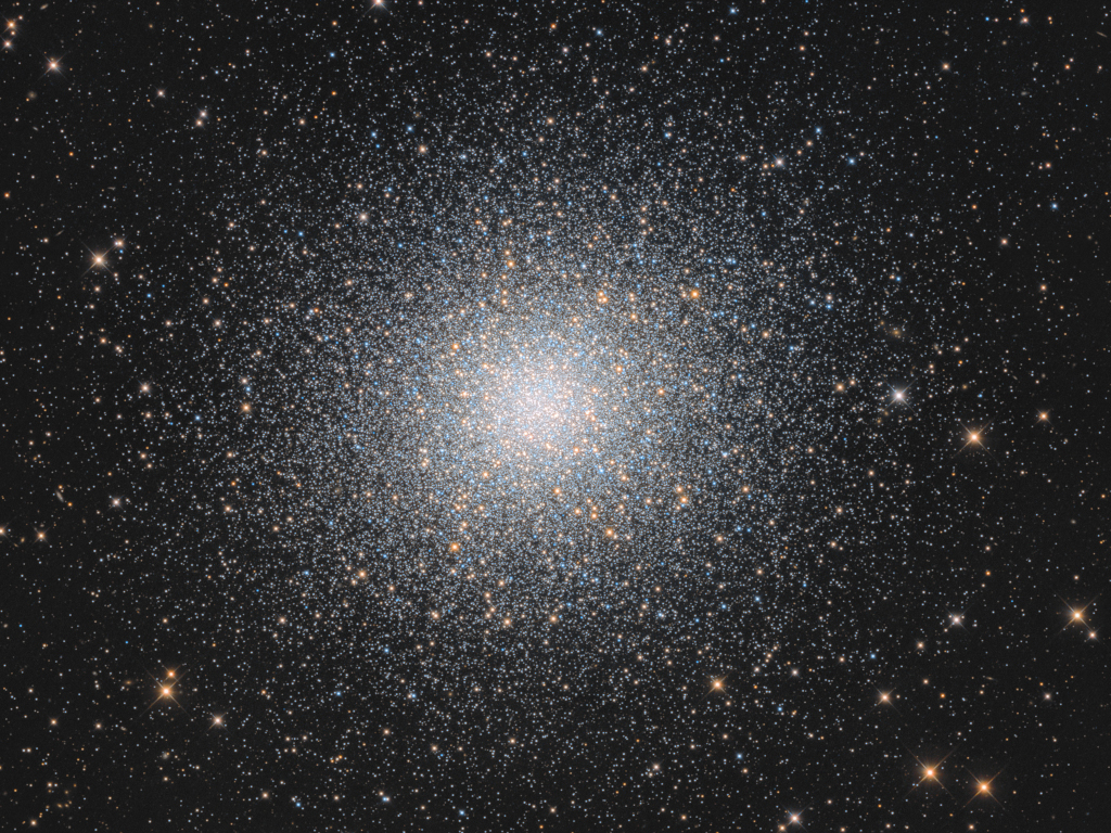Mitten im Bild ist einer der größten Kugelsternhaufen am Himmel im Sternbild Herkules, der von Charles Messier als M13 katalogisiert wurde.