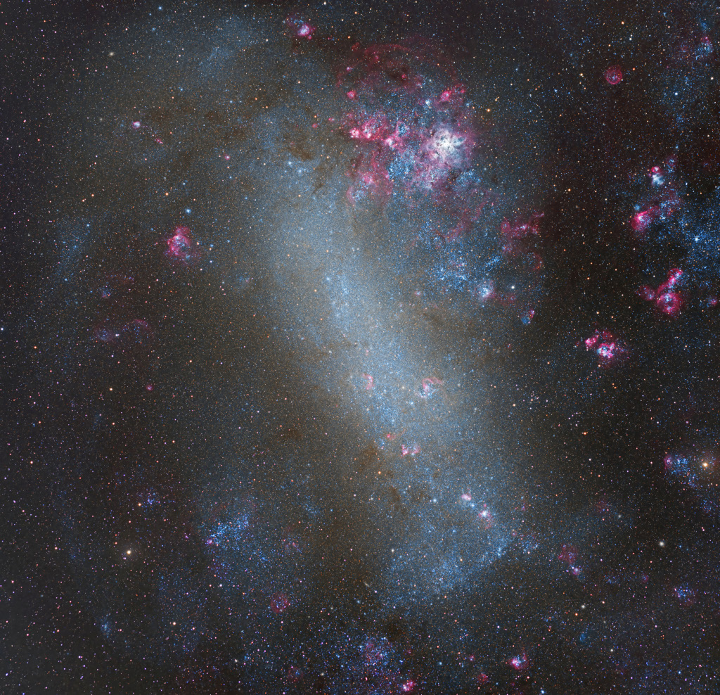 Die Große Magellansche Wolke füllt das Bild, da von Sternbildungsregionen gesprenkelt ist, unter anderem dem Tarantelnebel.