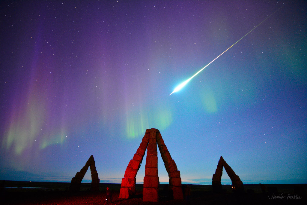 Über dem Arctic Henge leuchtet eine Feuerkugel, im zweiten Bild sieht man die nachleuchtende Spur am dunklen Himmel. Im Hintergrund leuchtet ein Polarlicht.