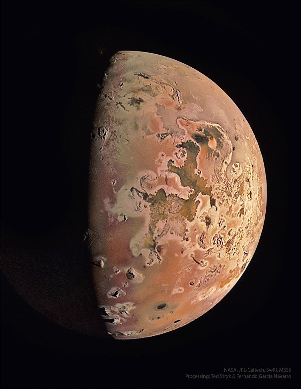 Der Jupitermond Io ist etwas mehr als halb beleuchtet, seine rotbraune Oberfläche ist von Vulkanen bedeckt.