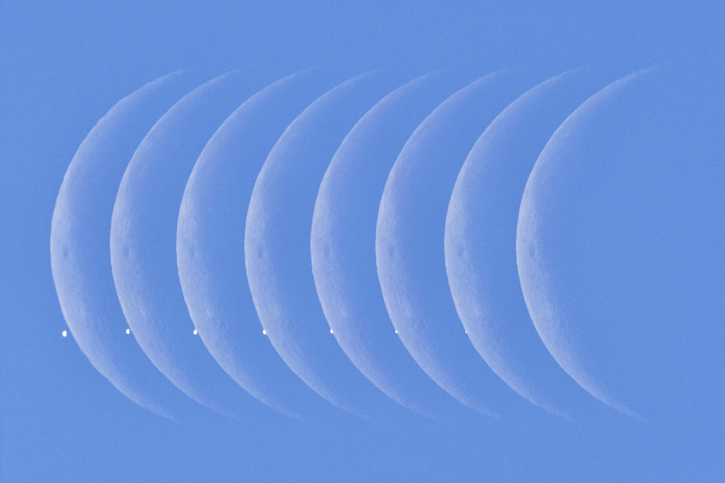 Acht Mondsicheln sind nebeneinander abgebildet, von links nach rechts verschwindet die Venus schrittweise dahinter.