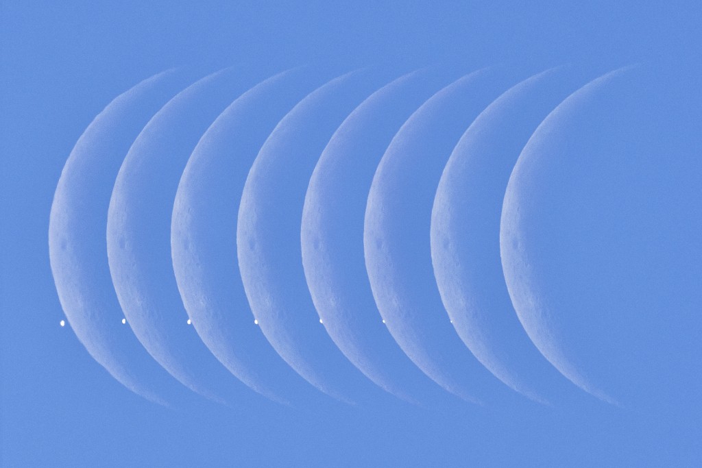 Acht Mondsicheln sind nebeneinander abgebildet, von links nach rechts verschwindet die Venus schrittweise dahinter.
