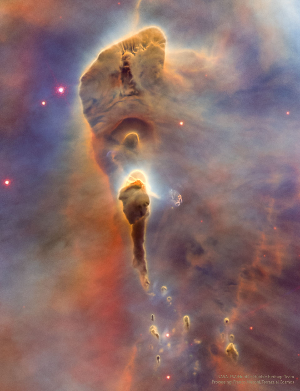 Hier sind braune Staubsäulen im Carina-Nebel abgebildet. Viele sehen wie Fackeln aus, da ihre Enden vom Sternenlicht beleuchtet werden.