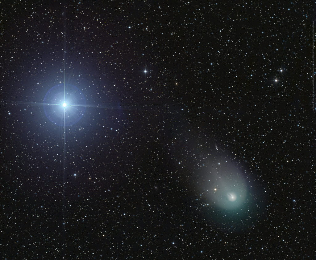 Links leuchtet ein Stern mit blauem Hof, rechts unten ein Komet mit grünlicher Koma.