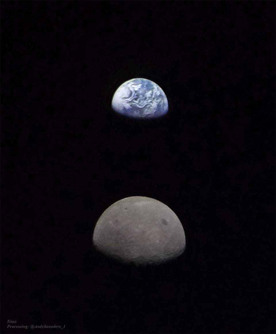Das Bild zeigt zwei Himmelskörper, die zu drei Vierteln von oben beleuchtet sind. Unten im Vordergrund ist der Erdmond, darüber ist die weiter entfernte Erde.
