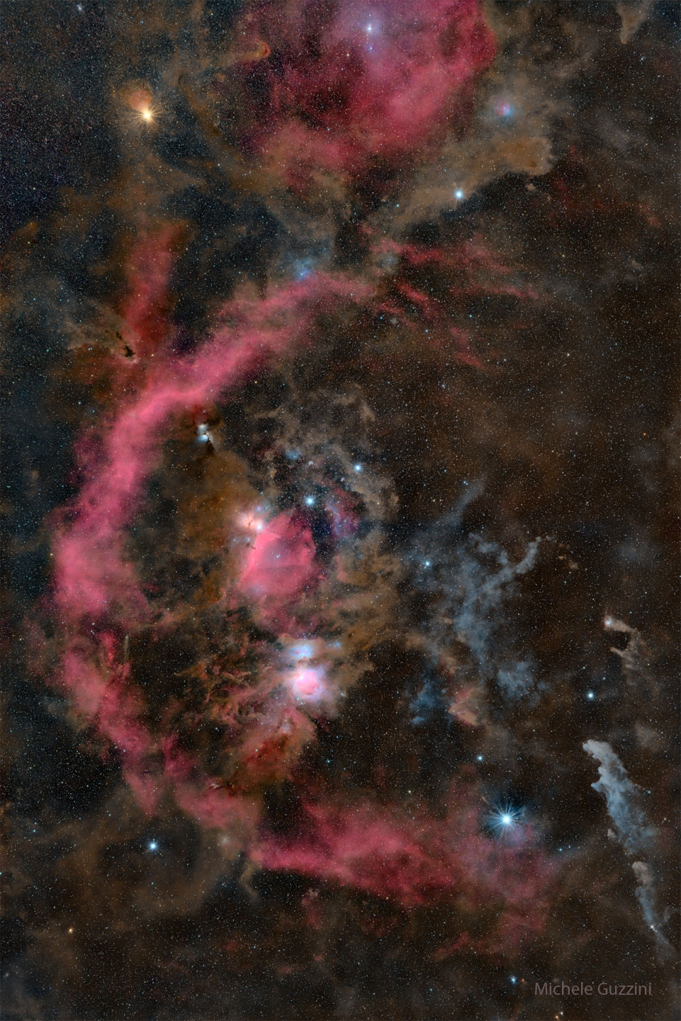 Hier ist das Sternbild Orion zu sehen, aber das Bild ist so detailreich, dass viele Nebel zu sehen sind, so dass die Gürtelsterne und der sie umgebende Stern kaum erkennbar sind. Das Rollover-Bild markiert die hellsten Sterne.