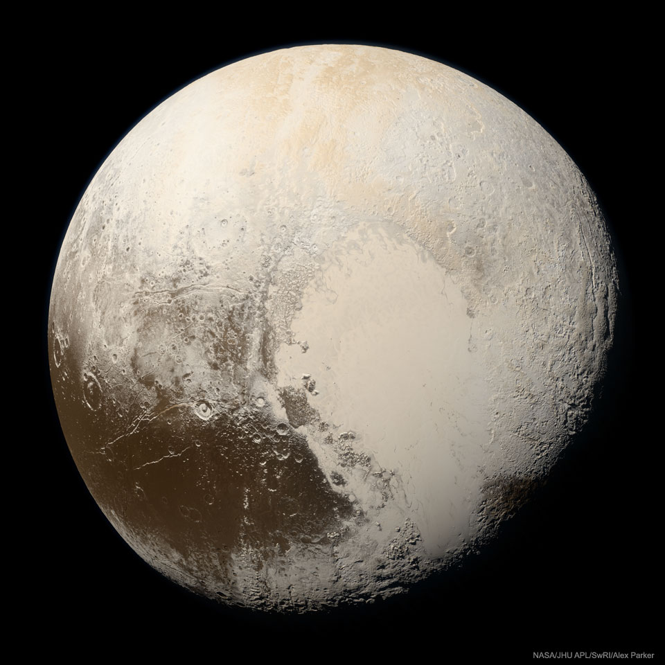 Pluto schwebt bildfüllend im Raum, links unten ist dunkles Gelände. Von der Mitte ausgehend verläuft sehr glattes Gel#nde nach rechts unten, sie erinnert an ein Herz. Die Farbe des Planeten ist beige.