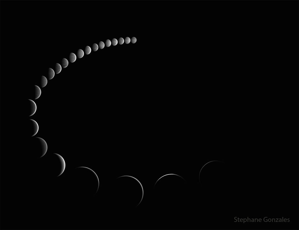 Viele Abbildungen der Venus bilden einen nach links gerichteten Bogen vor schwarzem Hintergrund. Oben in der Mitte ist die Venus klein und rund, nach links bis unten in der Mitte wird sie auf den Abbildungen immer größer und sichelförmiger, unten in der Mitte ist nur ein schmaler Splitter zu sehen.