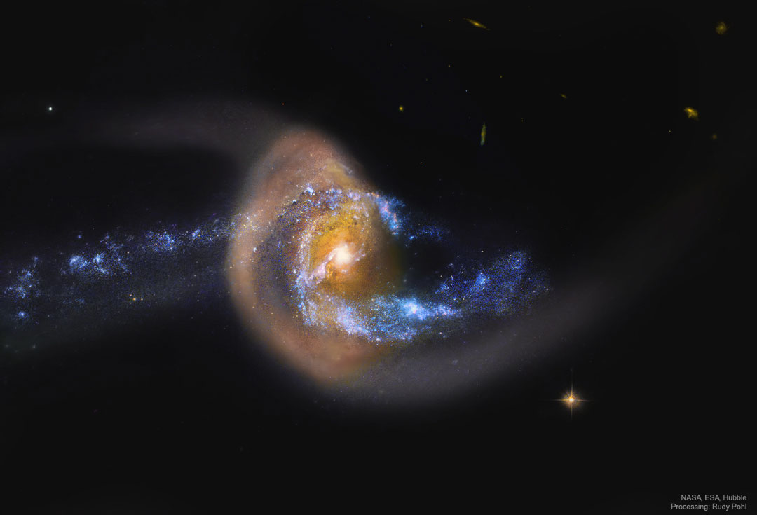 Eine blaue Spiralgalaxie scheint mit einer staubigen braunen Galaxie zu kollidieren - und bewegt sich möglicherweise durch diese hindurch.