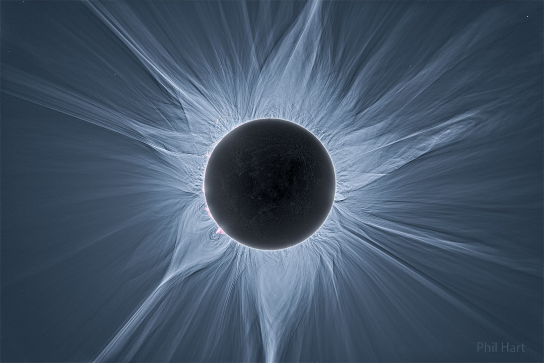 In der Bildmitte ist die dunkle Scheibe des Mondes, außen herum fächert sich die zarte, gefaserte Korona der Sonne auf. Die Strahlen der Korona reichen weit über das Bild hinaus.