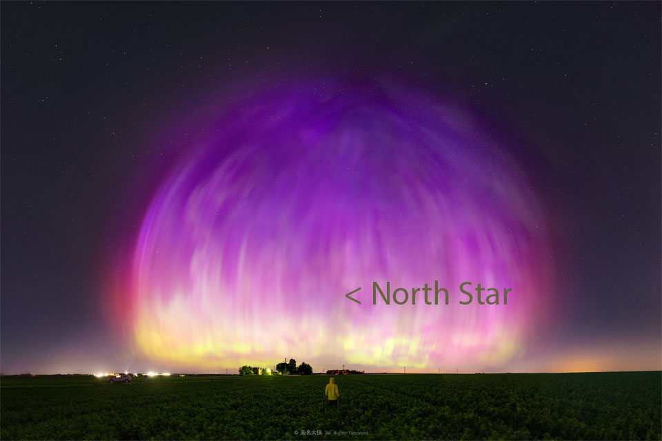 Eine große violette durchsichtige Kuppel bedeckt scheinbar einen Großteil des Sternenhimmels. Eine Person steht auf einem Feld und blickt auf das ungewöhnliche Spektakel.
