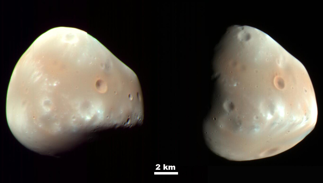 Der kleine Mond Deimos wirkt ziemlich glatt bis auf einige Krater, die im Vergleich zu dem Mond groß sind. Der Mond ist aus zwei verschiedenen Richtungen abgebildet.