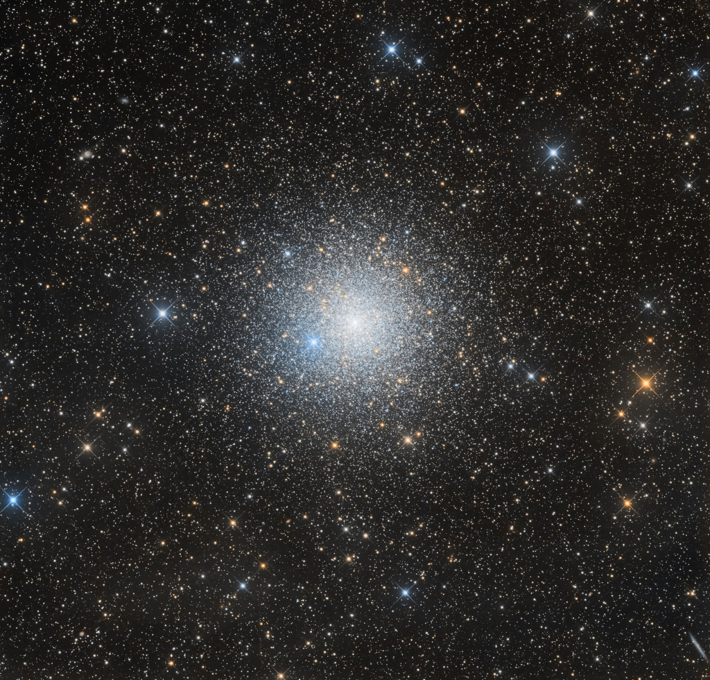 Mitten im Bild leuchtet der sehr kompakte Kugelsternhaufen NGC 6752 im Sternbild Pfau.