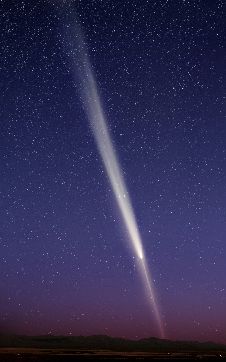 Das Bild zeigt den Kometen C/2023 A3 Tsuchinshan-ATLAS mit riesigem Schweif und einem beachtlichen Gegenschweif, der nach unten zum Horizont zeigt. Der Himmel ist dicht mit kleinen Sternen übersät.
