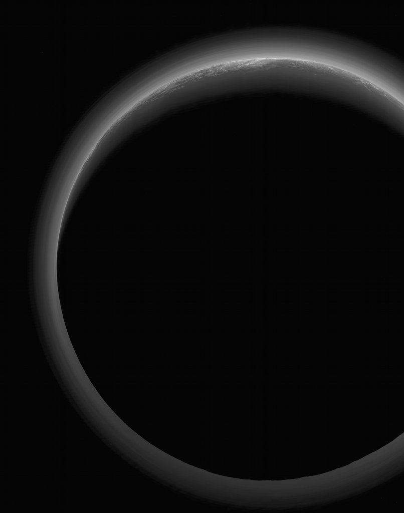 Das Bild zeigt die Nachtseite des Planeten Pluto. Die Raumsonde New Horizons fotografierte es bei ihrer Abreise. Es zeigt die Atmosphäre um den Zwergplaneten, die zart schimmert.