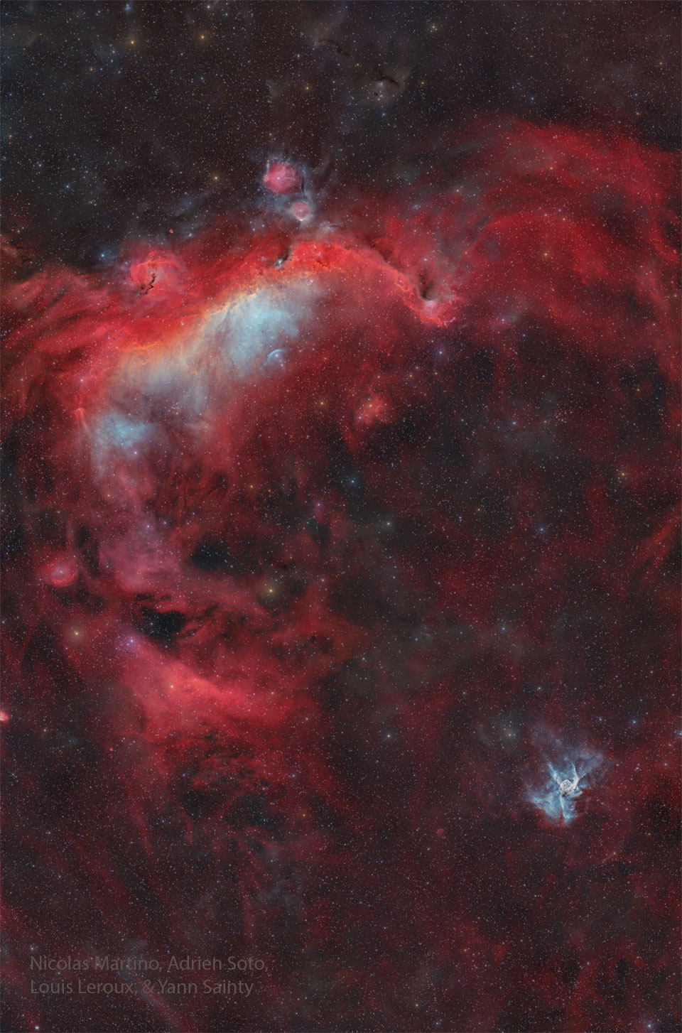 Die leuchtend rote Wolke im Bild erinnert an eine Möwe. Rechts unten ist eine kleine leuchtende Nebelwolke, deren Form an den Helm eines nordischen Gottes erinnert.