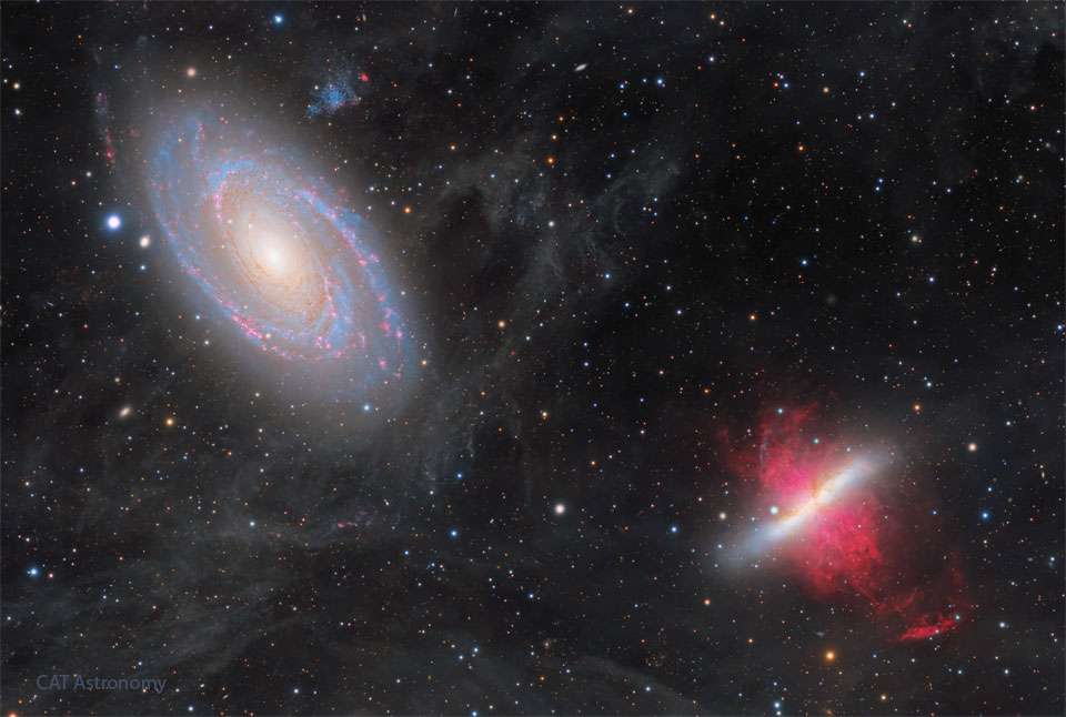 Links oben ist die prachtvolle Spiralgalaxie M81 mit ausgeprägten Sternhaufen und Sternbildungsgebieten. Rechts unten befindet sich die irreguläre Galaxie M82, ein roter Nebel wird von einem weißen Balken gekreuzt.