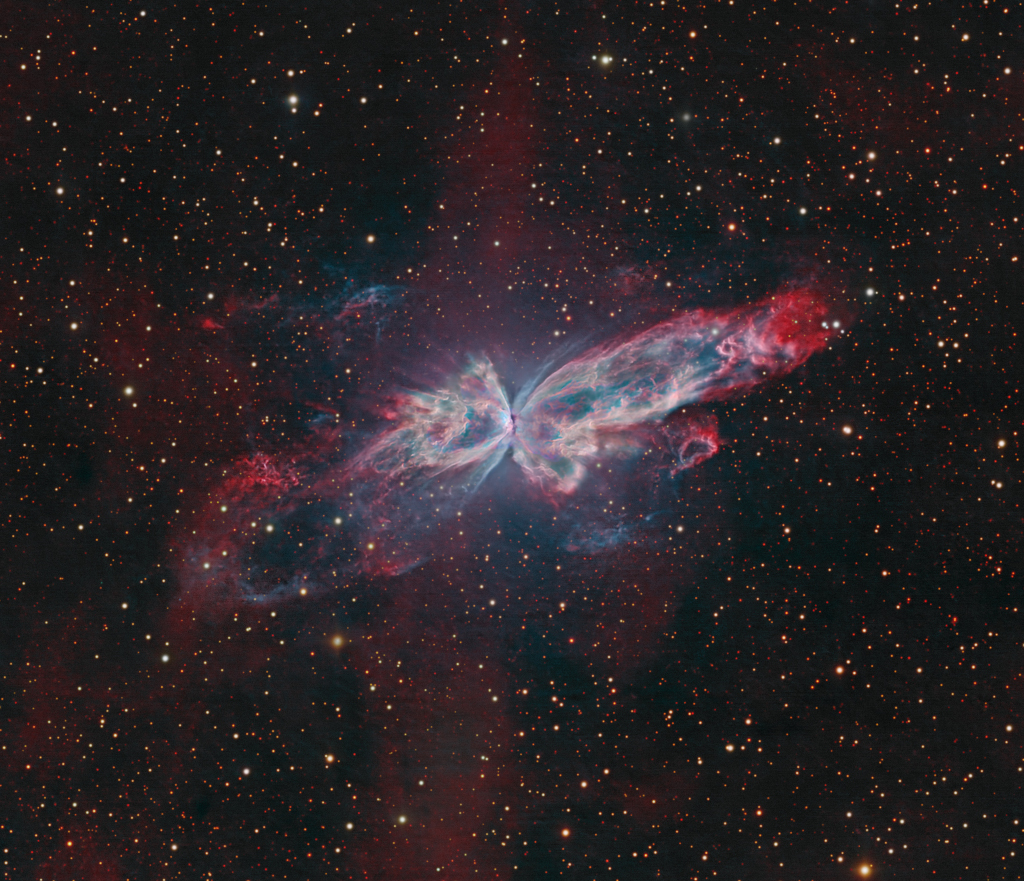 Der Schmetterlingsnebel NGC 6302 explodiert scheinbar in zwei Richtungen. Er ist hier von einem Sternenfeld umgeben.