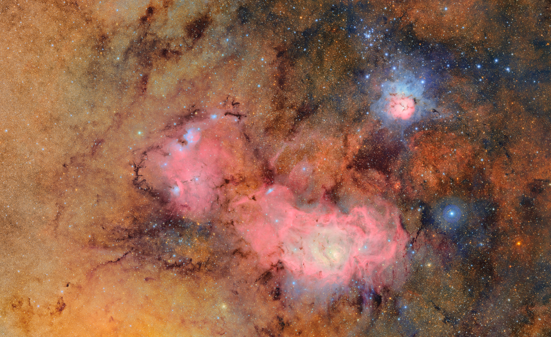 Dieses erste Bild des Vera-C.-Rubin-Observatoriums zeigt einen Ausschnitt im Sternbild Schütze mit dem Lagunen- und dem Trifidnebel. Das Bild ist sehr detailreich und zeigt viele kleine Nebel.