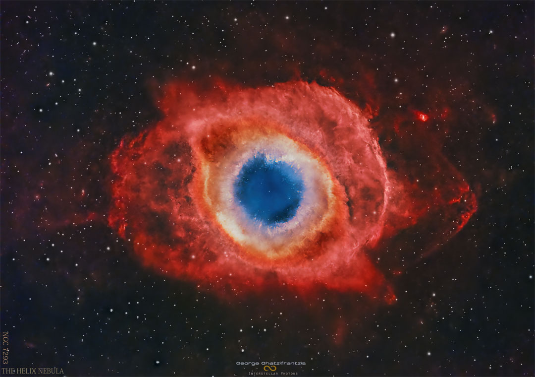 Zwischen lose verteilten Sternen leuchtet ein roter Nebel. In der Mitte ist eine runde Öffnung, die mattblau beleuchtet ist. Das Loch in der Mitte ist von einem helleren Rand umgeben.
