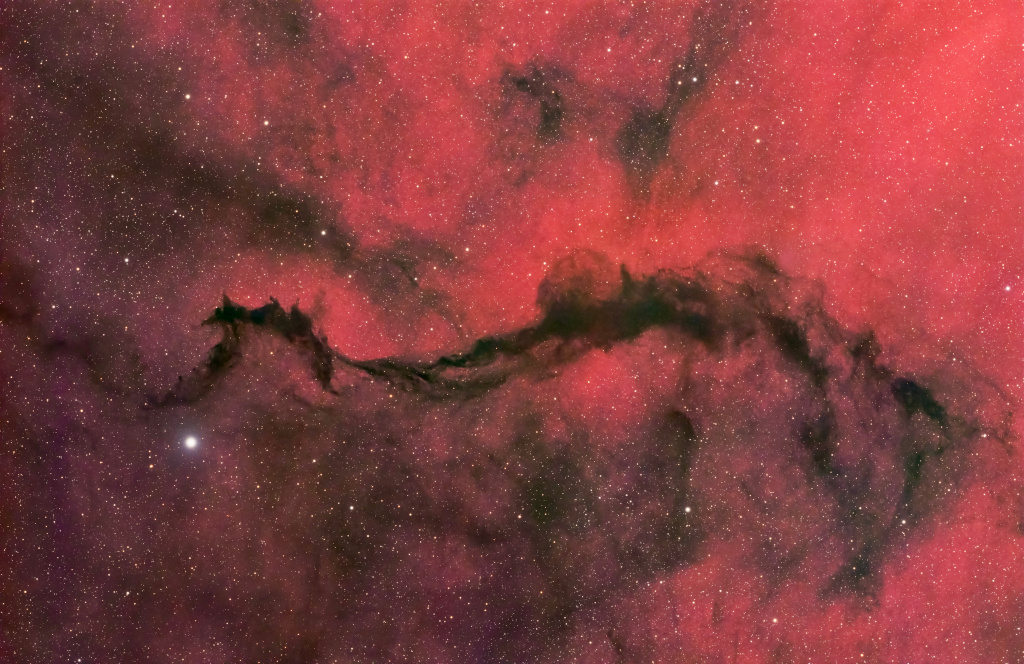 Das Bild ist von einem rot leuchtenden Nebel durchzogen, durch den ein dunkler Schleier verläuft.
