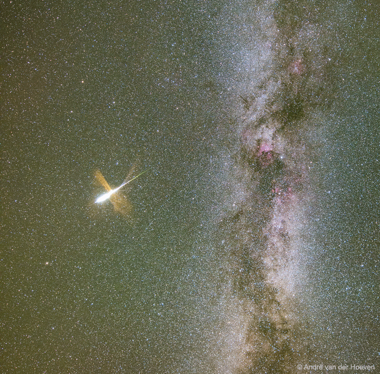 Drei Bilder wurden animiert, um diesen explodierenden Meteor neben der Milchstraße zu zeigen, die rechts senkrecht aufsteigt. Der Meteor stieß rot leuchtende Nebelwolken aus, die sich ausbreiten.