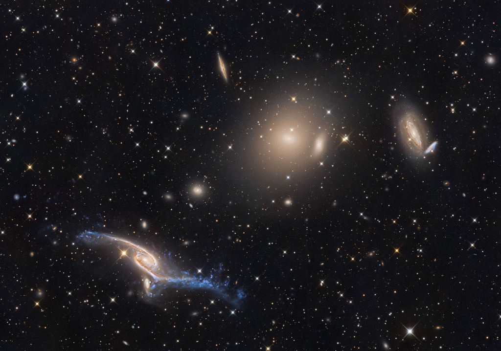 Im Bild sind die Galaxien der Pavo-Galaxiengruppe verteilt. Die markantesten sind die Kondor-Galaxie links unten und NGC 6872 in der Mitte.