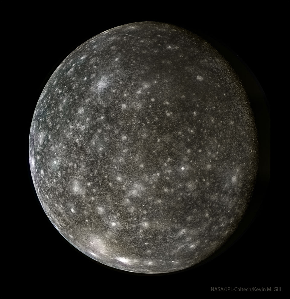 Die Oberfläche des Jupitermondes Kallisto ist dunkel und von hellen Kratern übersät.
