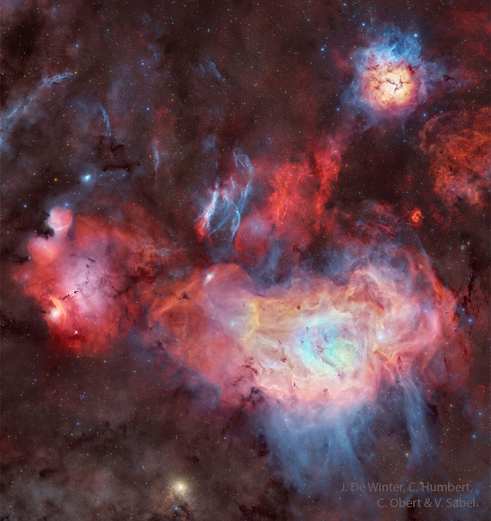 Die Region ist voller leuchtender Nebel und wirkt daher unvertraut, weil das Bild viele Objekte zeigt, die man nur bei langer Belichtungszeit sieht. Neben dem Trifidnebel und dem Lagunennebel leuchten der Katzenpfotennebel und der Supernovaüberrest SNR G007.5-01.7, dazu die Sternhaufen M21 und NGC 6544.