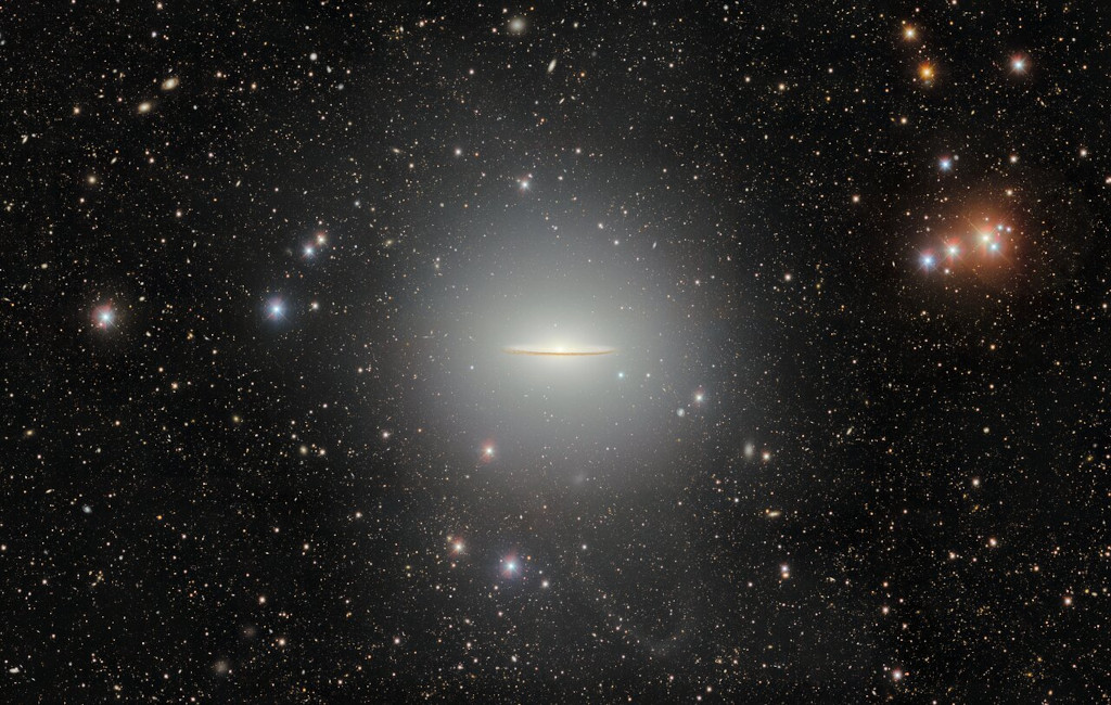 Die Galaxie M104 schwebt hier mitten im Bild. Sie ist von einem breiten Staubring umgeben, daher erinnert ihr Aussehen an einen Sombrero.
