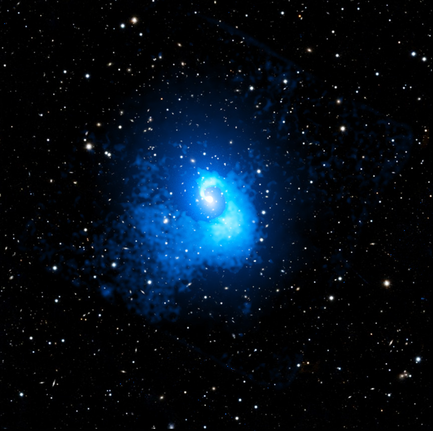 Vor dem dunklen Hintergrund schimmern Galaxien als verschwommene weiße Punkte. Eine leuchtend blaue Spirale breitet sich von der Mitte her aus.