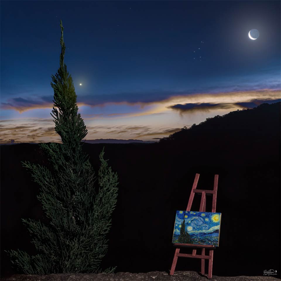 Über dem dunklen, schrägen Horizont steigt der Abendhimmel auf. Links steht ein hoher Baum. Der Himmel ist teilweise bewölkt. Rechts oben hängt der junge Sichelmond. Rechts neben dem Baum strahlt ein heller Planet. Vorne steht rechts neben dem Baum eine Staffelei mit dem berühmten Gemälde 