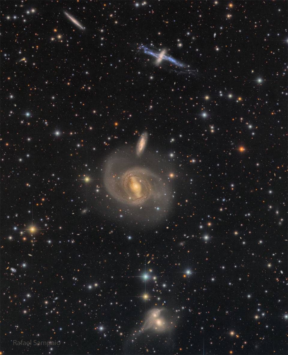 Ein dunkles Sternenfeld zeigt drei Galaxien-Paare. Ein Paar liegt oben, eins in der Mitte und eines ist unten zu sehen.
