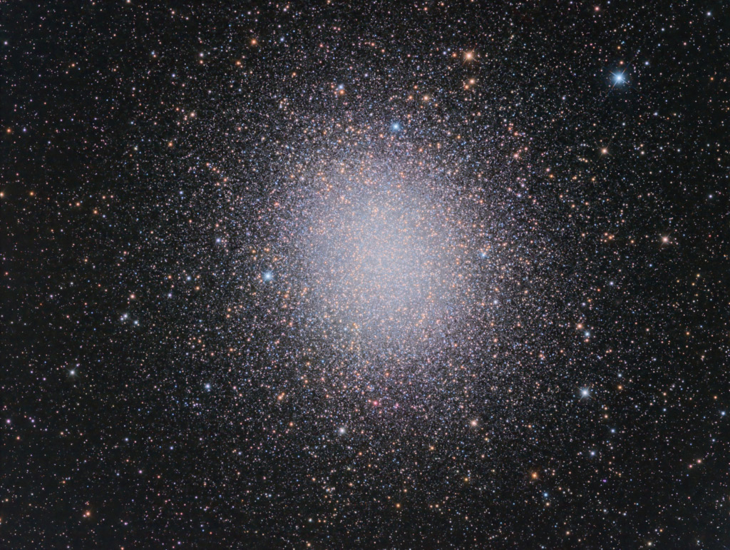 Der Kugelsternhaufen Omega Centauri ist rätselhaft. Seine Sterne sind nicht wie bei anderen Kugelsternhaufen etwa gleich alt, sondern sie enthalten unterschiedliche Sternpopulationen. In der Mitte könnte ein Schwarzes Loch lauern.
