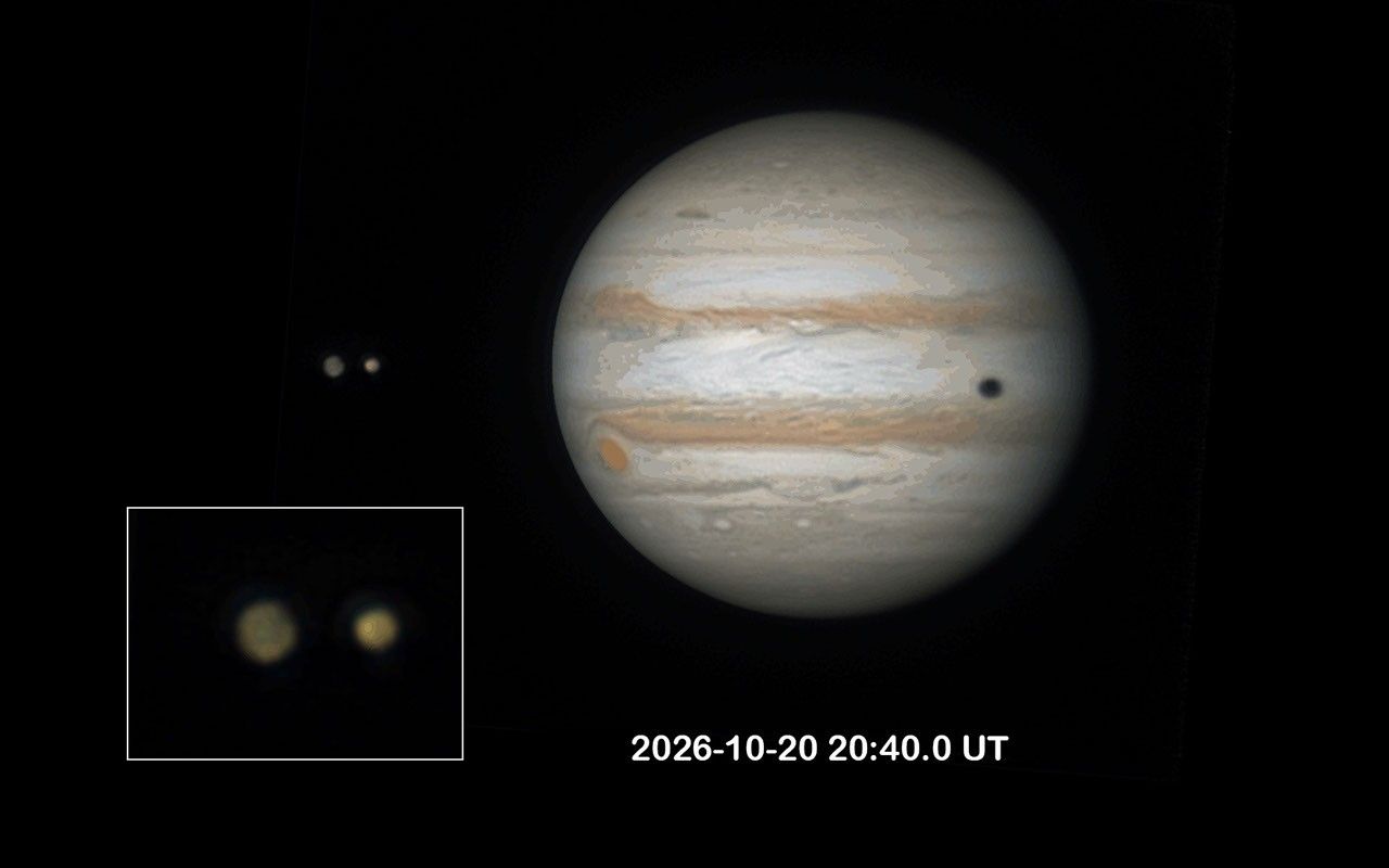 Links neben dem riesigen Planeten Jupiter sind die Galileischen Monde Io und Ganymed. Der große Mond bedeckte den kleinen Io und warf außerdem seinen Schatten auf die Wolken des Gasriesen. Links unten zeigt ein Einschub die Monde vergrößert. Der Rote Fleck ist am linken Rand des Planeten.